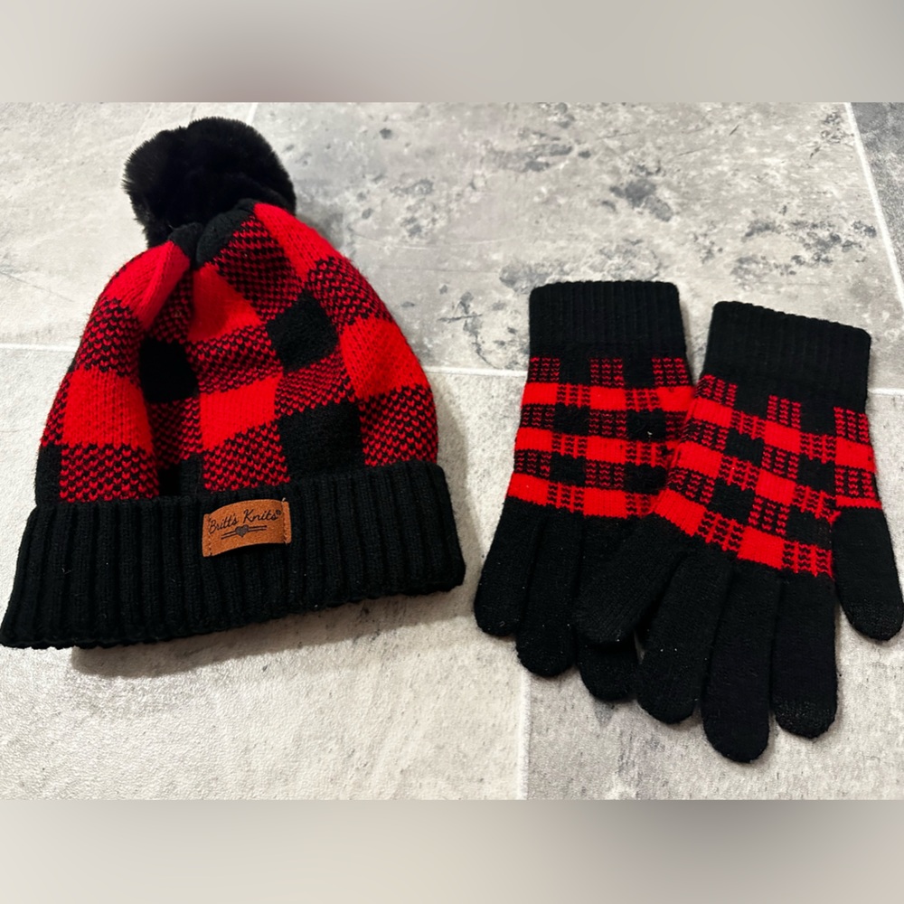 Britt’s Knits black and red buffalo plaid beanie and matching gloves GUC